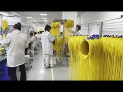 ¿Qué constituye un taller estandarizado de producción de latiguillos de fibra óptica?