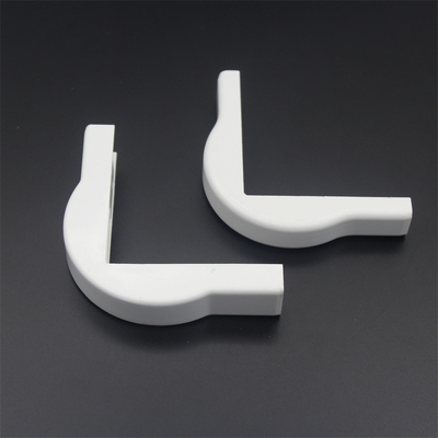 FTTH Tubo de pared fibra óptica cableado Ángulo de flexión de plástico en blanco con conector de clip